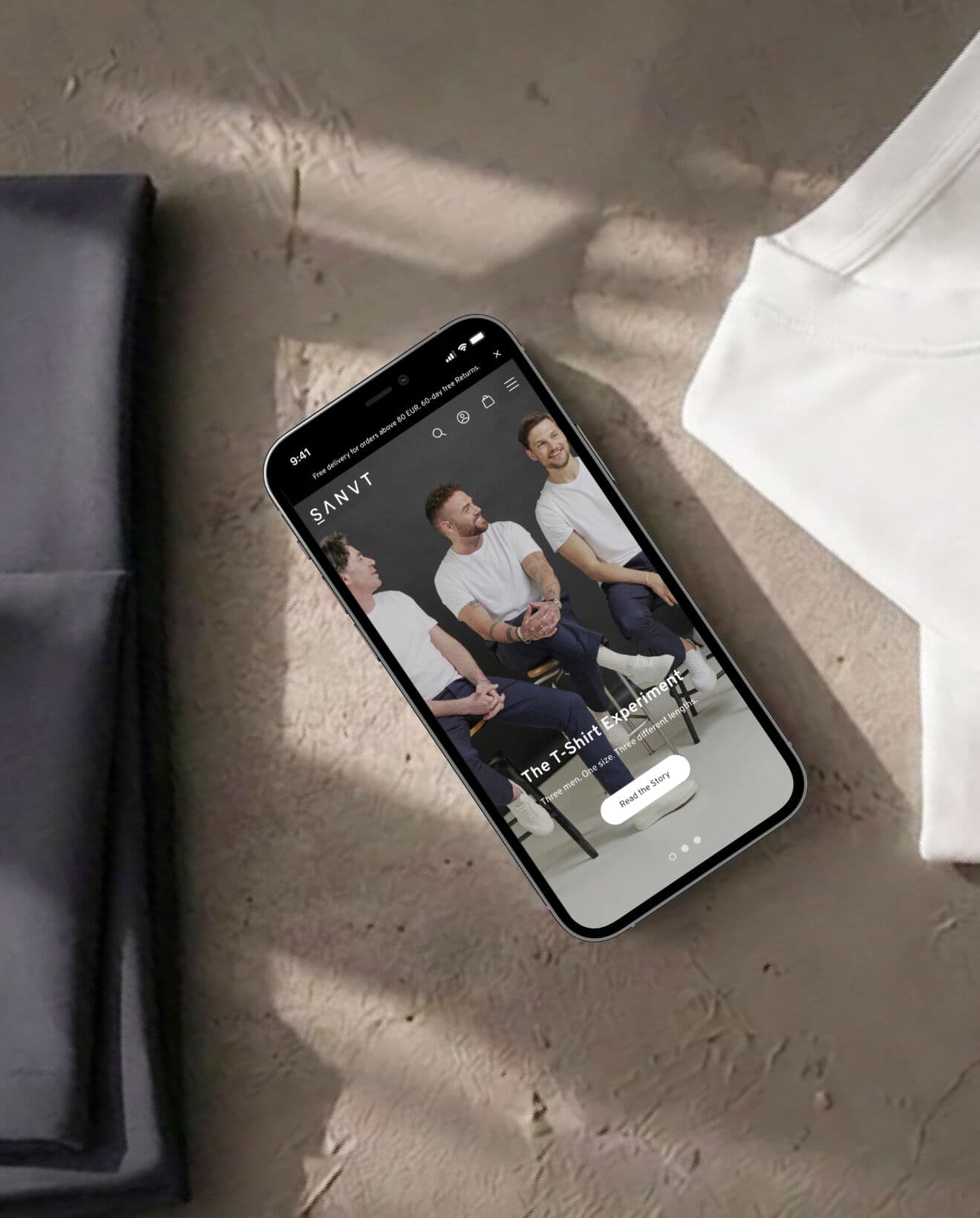 Der SANVT-Storefront auf einem Smartphone auf neutralem Stoff